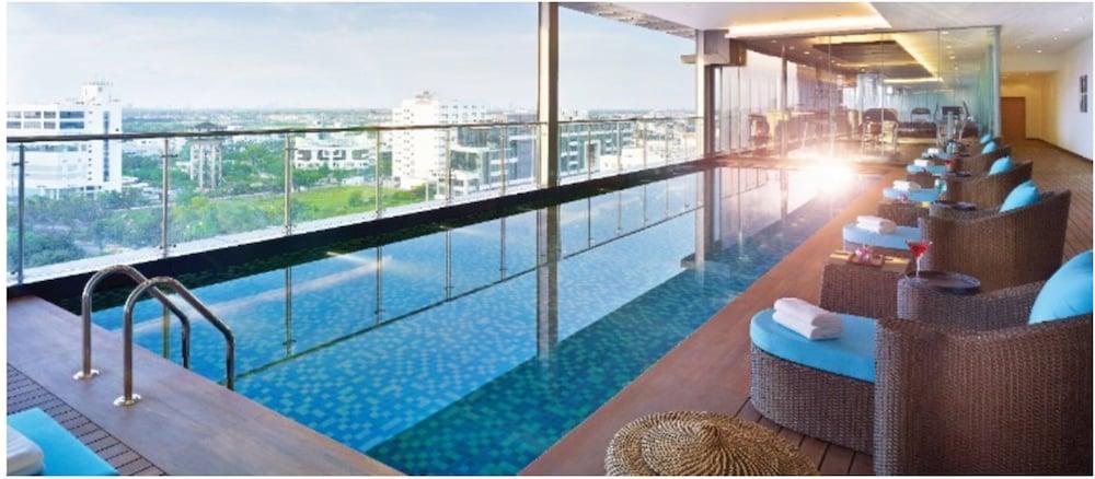 Vivanta Kolkata Em Bypass المظهر الخارجي الصورة The swimming pool at the 10th floor