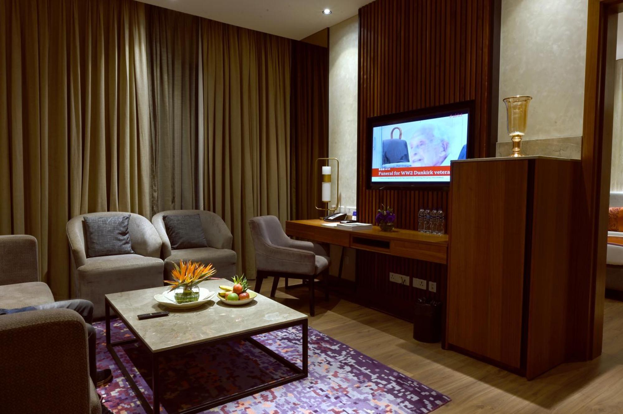 Vivanta Kolkata Em Bypass المظهر الخارجي الصورة Living room of a suite at the hotel