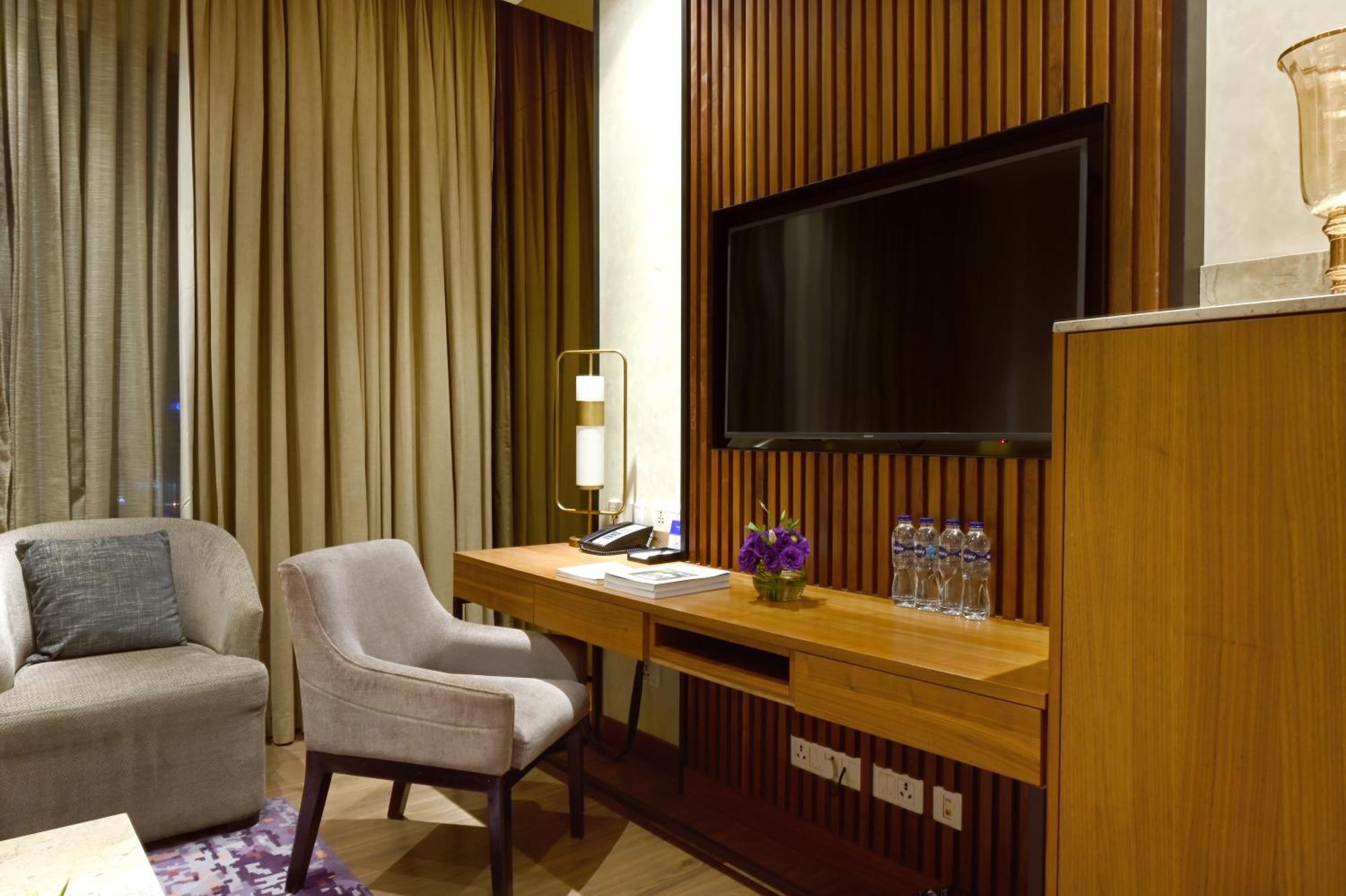 Vivanta Kolkata Em Bypass المظهر الخارجي الصورة A television in a hotel room