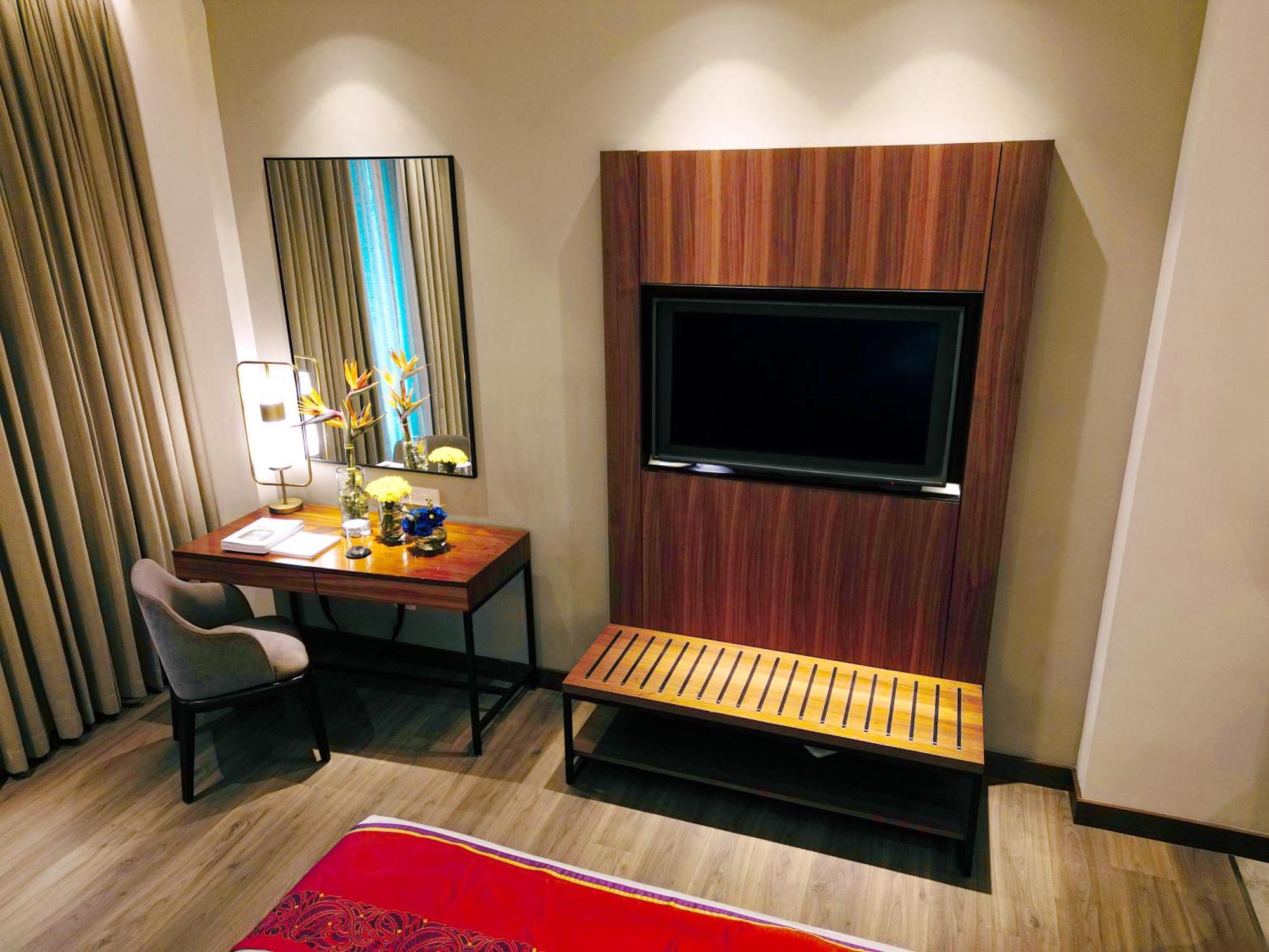 Vivanta Kolkata Em Bypass المظهر الخارجي الصورة A television in a hotel room
