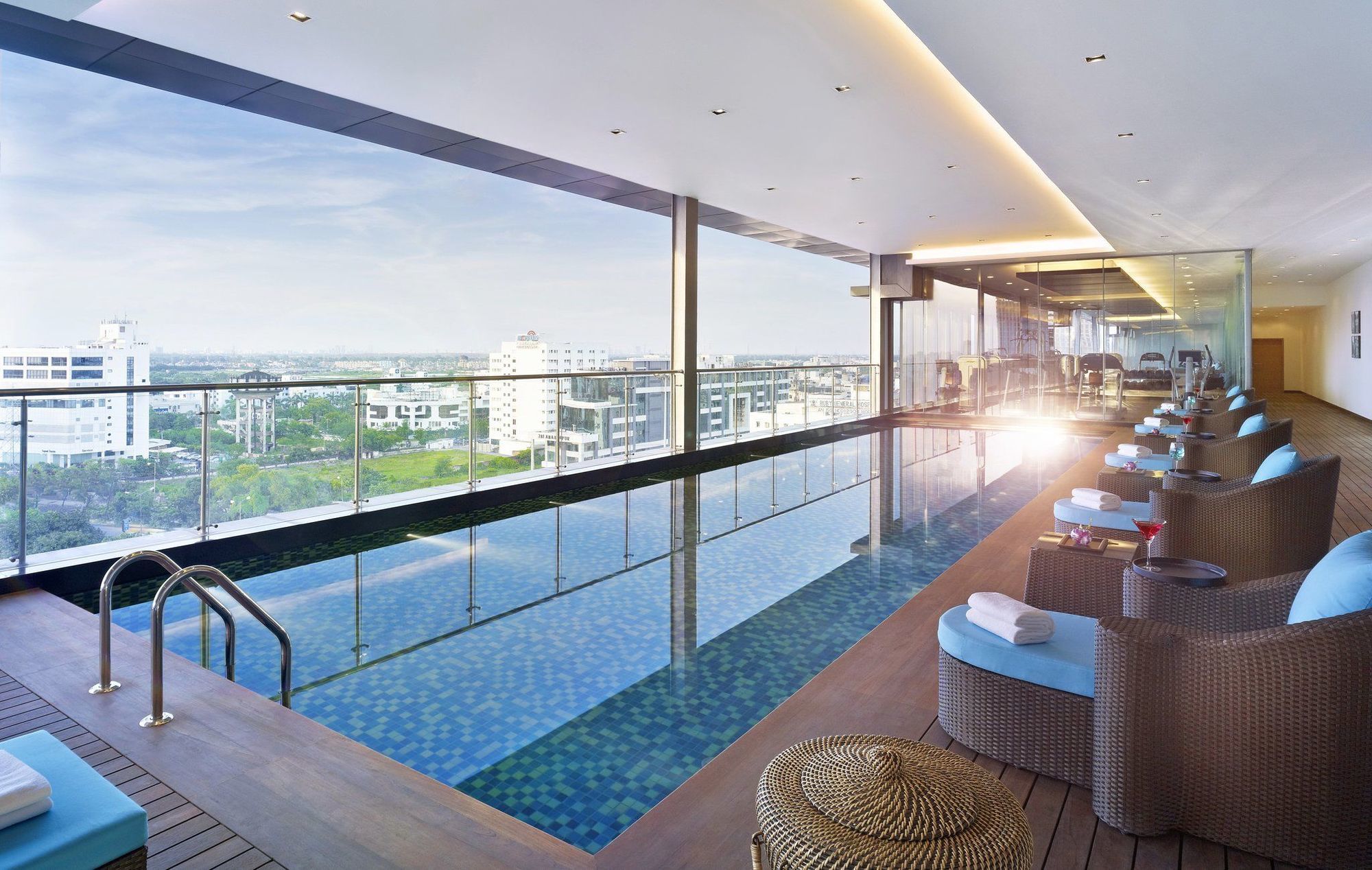 Vivanta Kolkata Em Bypass المرافق الصورة The pool at the 360° Sky Lounge
