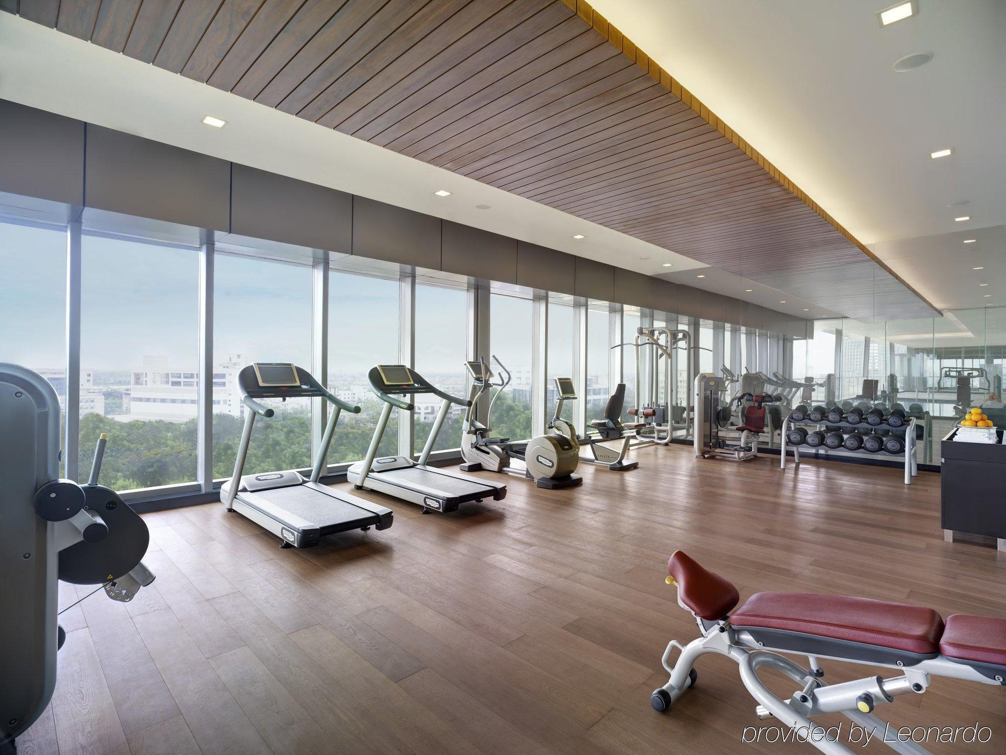 Vivanta Kolkata Em Bypass المظهر الخارجي الصورة The gym at the hotel