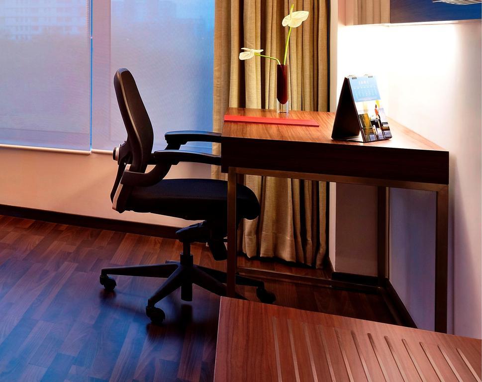 Vivanta Kolkata Em Bypass الغرفة الصورة A typical office chair
